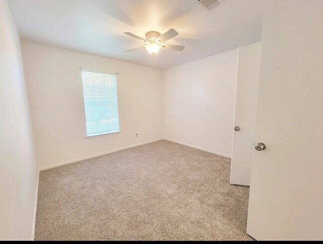 Building Photo - 1808 Saxony Ln