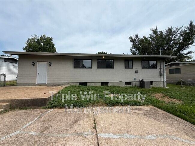 Building Photo - 10319 Varnum Dr
