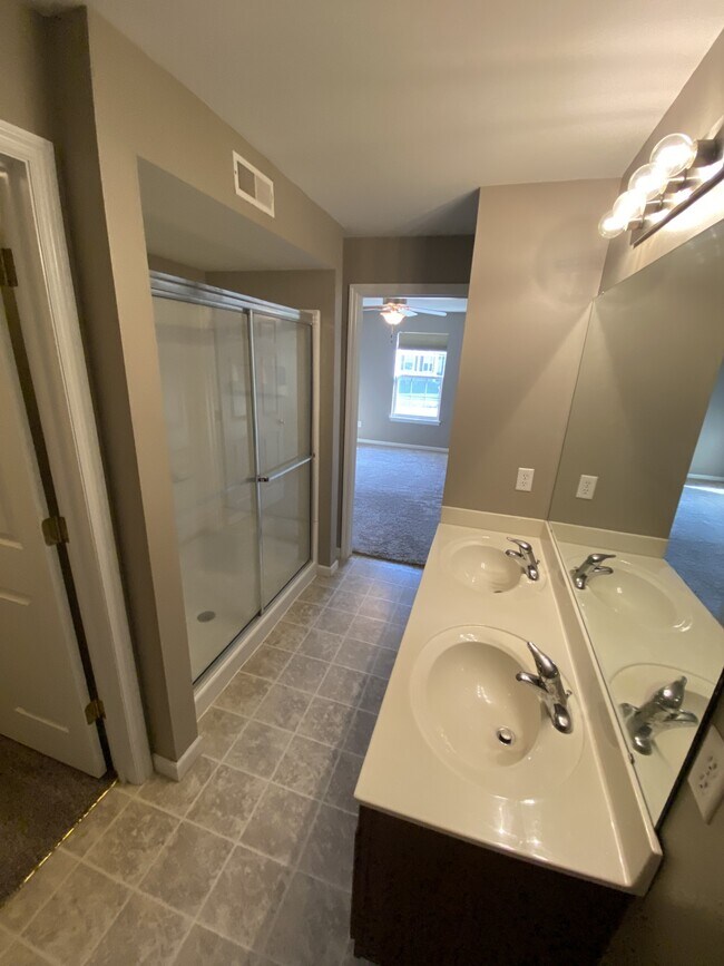 Building Photo - 6201 Spring River Dr