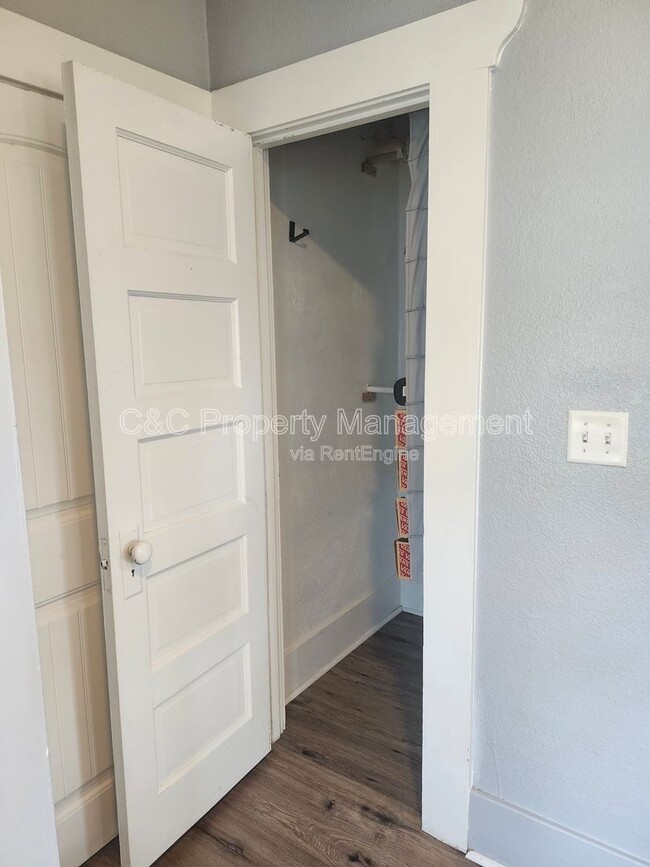 Building Photo - 765 E San Joaquin Ave