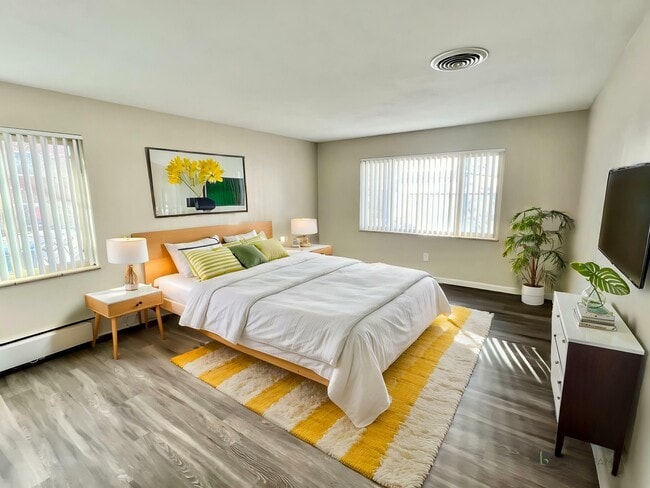 IMG_4464 - Bedroom - Scandinavian - 8 - Jefferson Park
