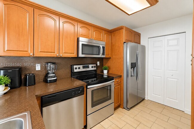 Building Photo - 1401 W Golfview Dr