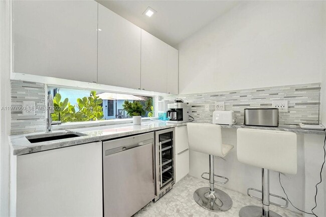 Building Photo - 3305 NE 16th Ct