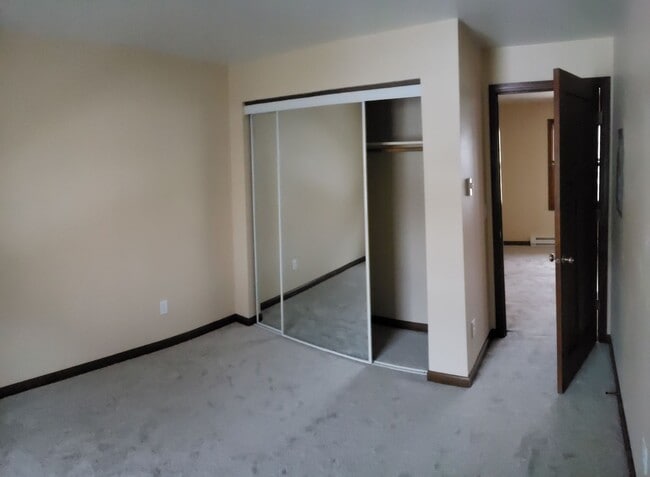 Building Photo - 2 BR 1 BA Lower Level Apartment newly Remo...