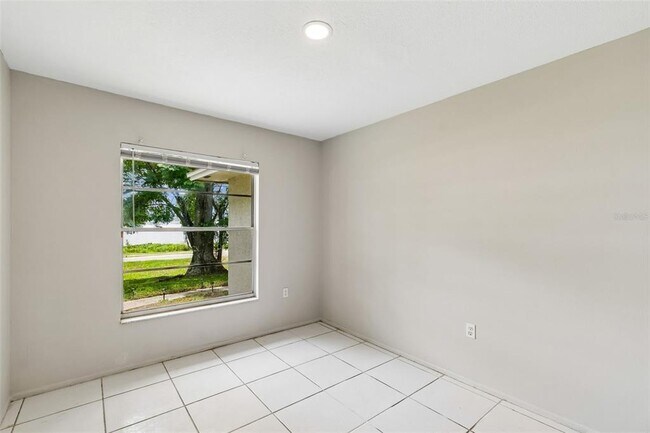Building Photo - 400 E Silver Star Rd