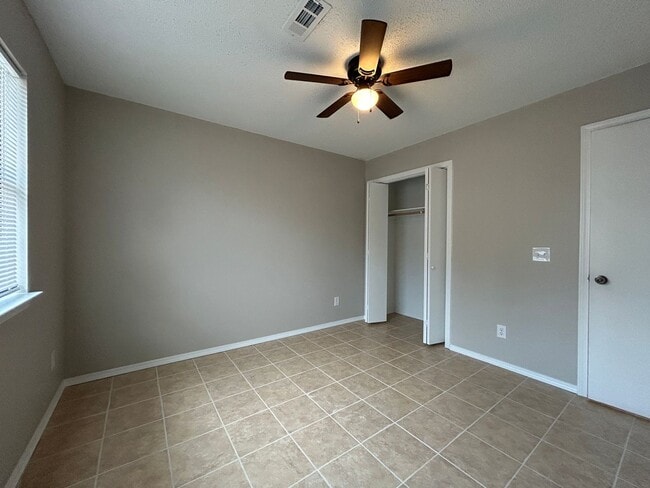 Building Photo - Minutes from Downtown Rogers – 2 Bed Apart...