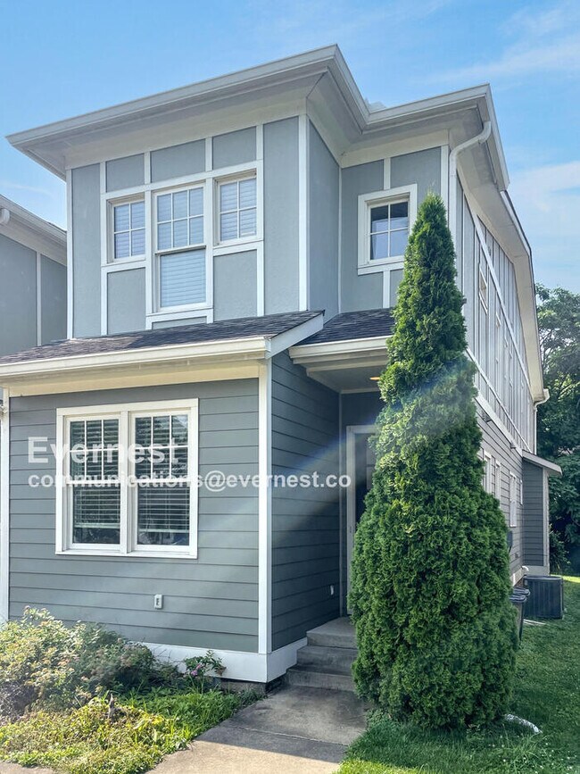 Building Photo - Spacious Town Home with Fenced Yard and Ample Parking