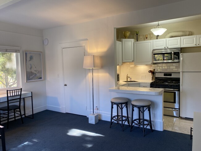 Working desk with view - 201 Bath St