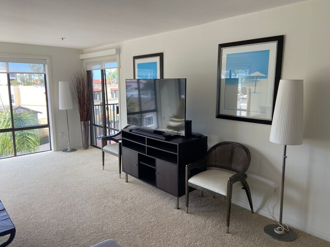 Building Photo - 2 Bed, 2 Bath Fully Furnished La Jolla Sho...