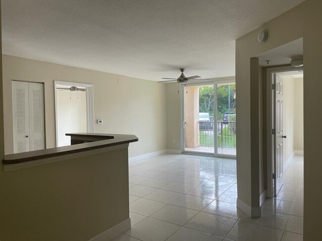 Building Photo - 1103 Villa Cir