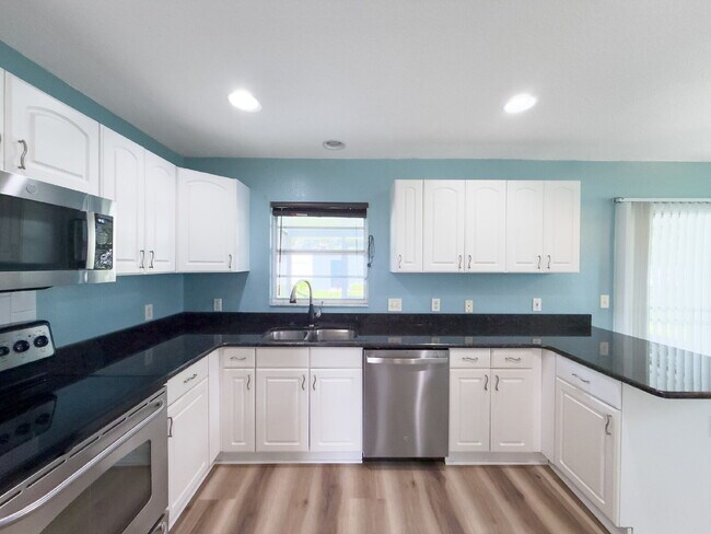 Building Photo - 3 Bed | 2 Bath | 1,200 Sq Ft Single-Family Home  RENT NOW WITH ZERO DEPOSIT on a 12-month lease!