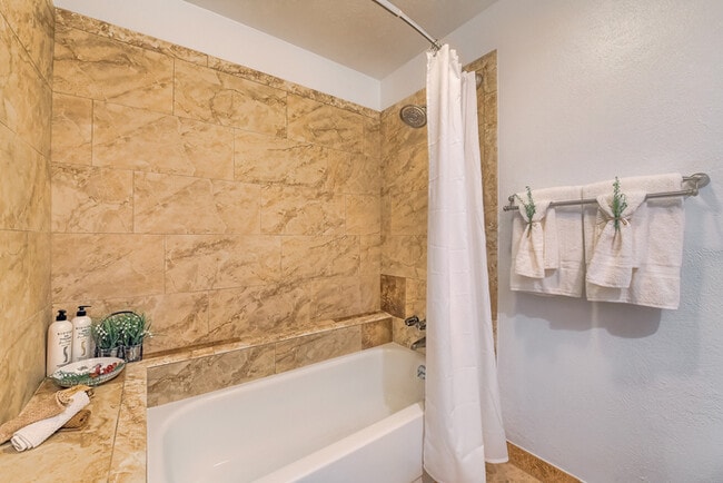 Building Photo - Charming 3 beds 2 baths in Centennial!