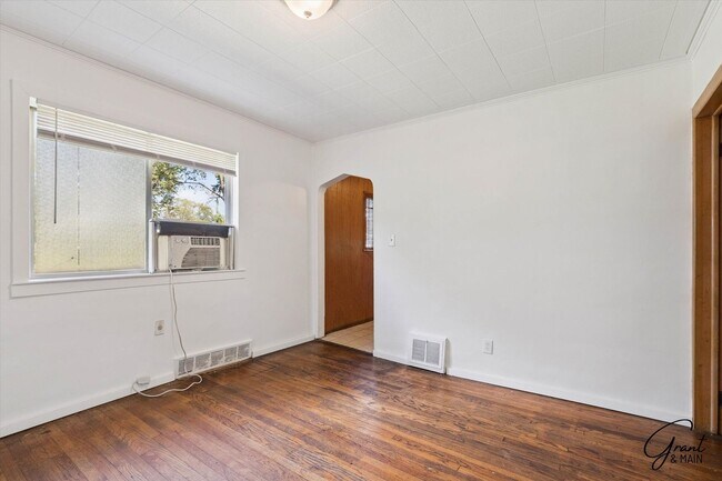 Building Photo - 3 bedroom - 1 bath  $1200/month