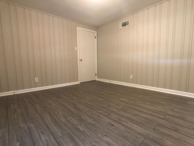 Building Photo - Spacious 3 Bed 1.5 Bath Home Near Hunter & Armstrong – No Deposit Special!