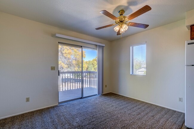 Building Photo - Condo in Montana Villas!