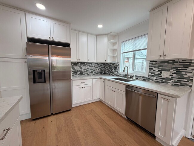 Building Photo - Spacious 4 Bedroom/2Bathroom Home in South San Francisco!