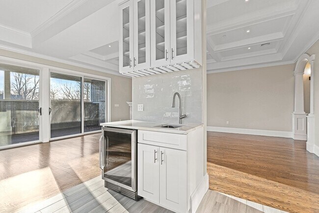 Building Photo - 846 Main St