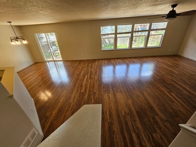 Building Photo - Super Beautiful Englewood 3 Bedroom Home A...