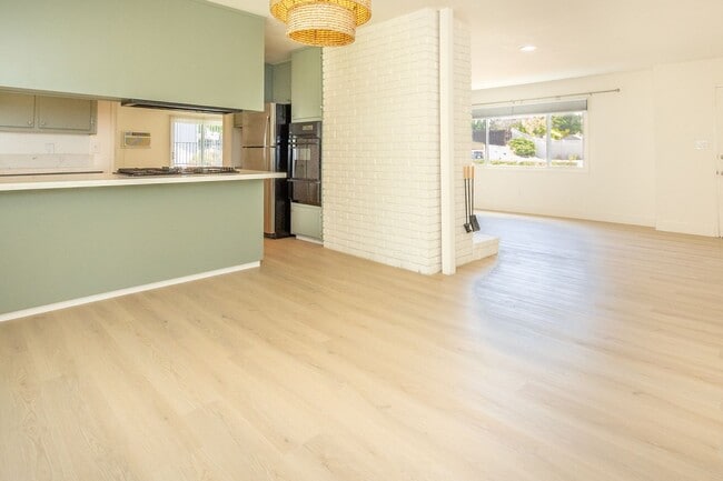 Building Photo - Completely Refreshed Spacious 3 Bed/2 Bath...