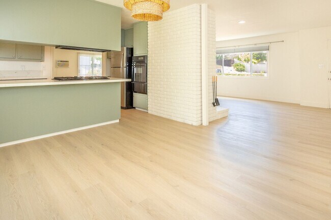 Building Photo - Refreshed Spacious 3 Bed/2 Bath Home in La Mesa!