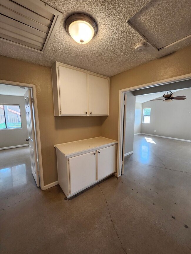 Building Photo - Charming Single-Story Home