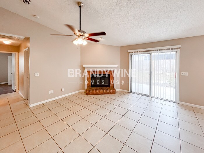 Building Photo - 8055 International Village Dr