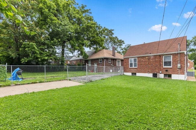 Building Photo - Cozy University City Brick Home with Basement & Off-Street Parking Near WashU & The Loop
