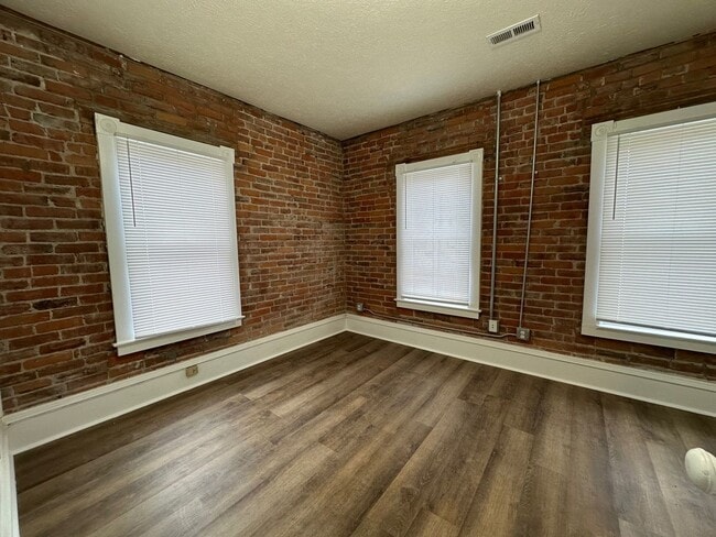 Building Photo - L1004