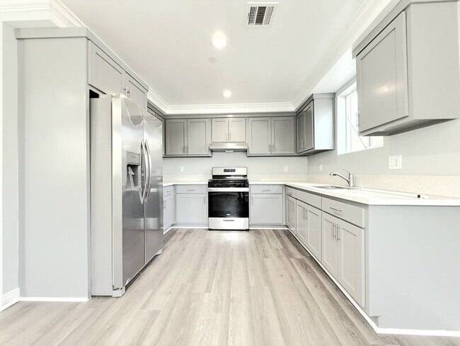 Building Photo - 322 E 55th St