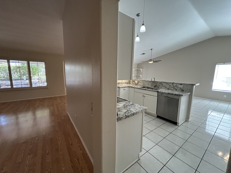 Building Photo - 7709 W Wahalla Ln