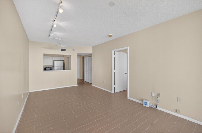 Building Photo - 3020 NE 32nd Ave