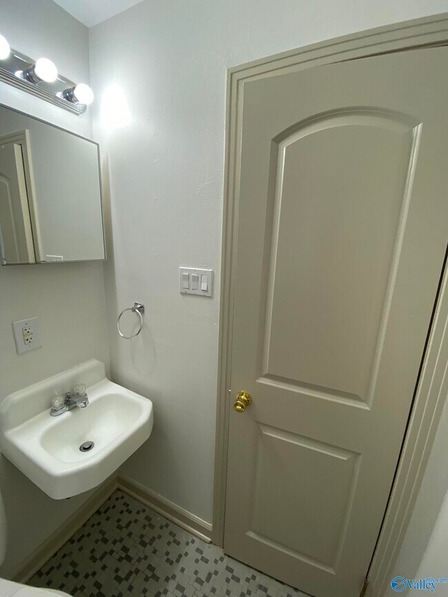 Building Photo - 1512 Oakwood Ave NE