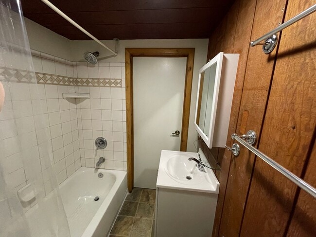 Building Photo - One bedroom Private Hilltop home washer, d...