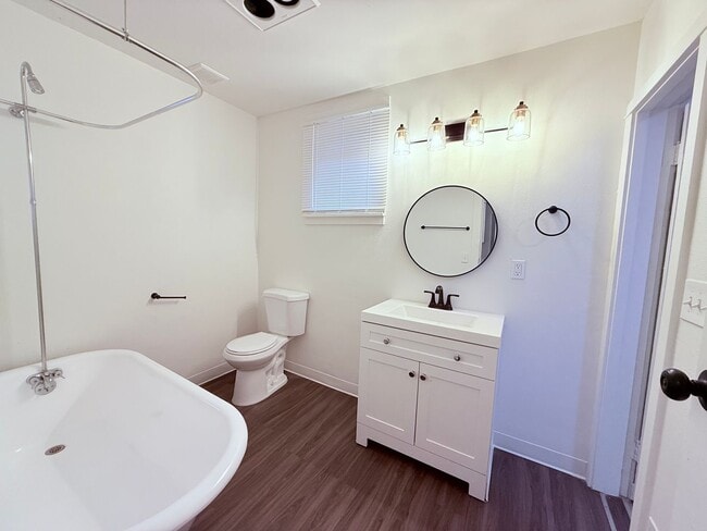 Building Photo - Charming 4BR with Modern Updates & Large Fenced Yard in SE Portland!