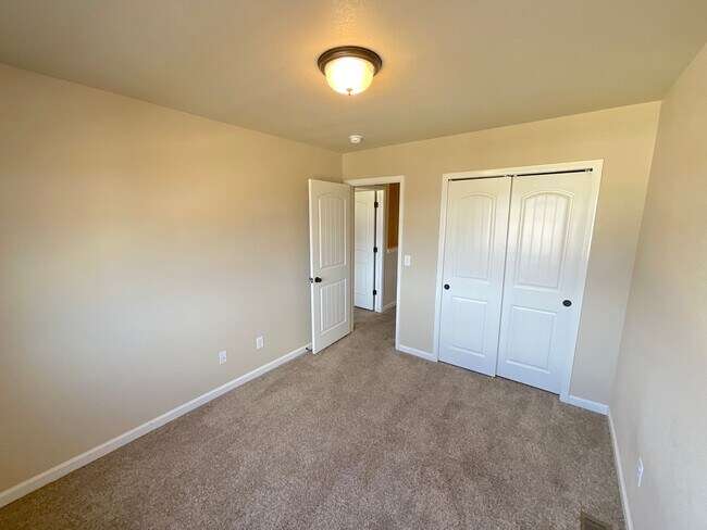 Building Photo - 3 Bedroom Townhome Available Near Dublin B...