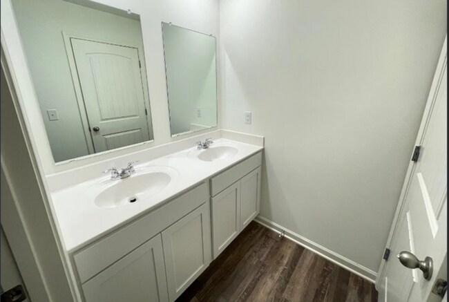 Building Photo - 229 Chelsea Pk Cir