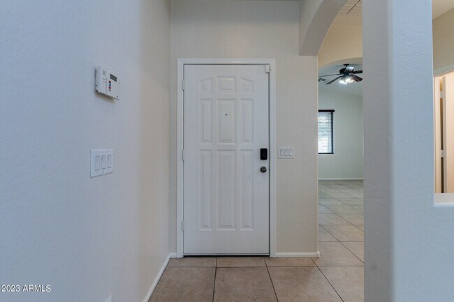 Building Photo - 2943 E Quiet Hollow Ln