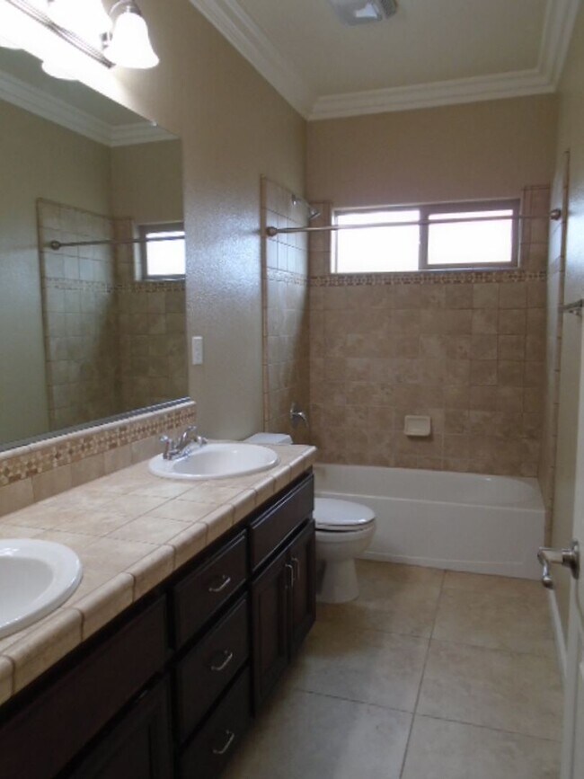 Building Photo - BEAUTIFUL 2 STORY IN WEST ROSEVILLE! 4 BEDROOM, 3 BATH, 3 CAR GARAGE, WITH LOW MAINTENANCE YARD!