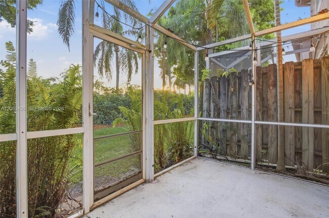 Building Photo - 2066 Madeira Dr