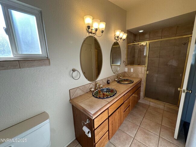 Building Photo - 835 Singingwood Dr