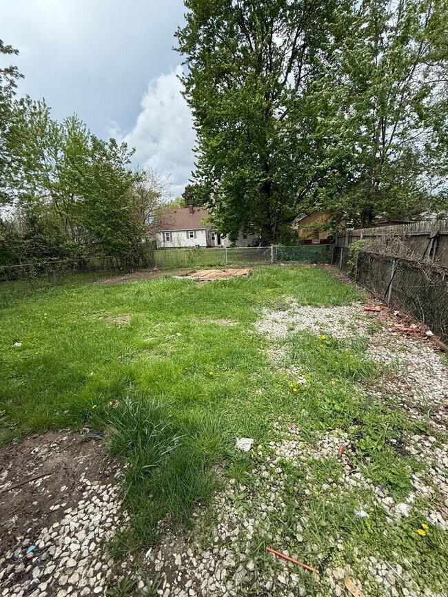 Building Photo - Section 8 Accepted! Newly Renovated 3-Bedr...