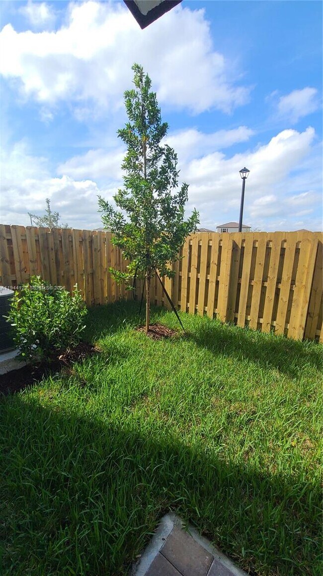 Building Photo - 2750 SE 24th Terrace