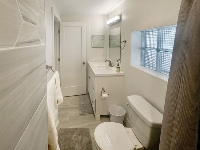 Building Photo - Studio Apartment on Wellington in Breck!  Utilities included.  Year Lease