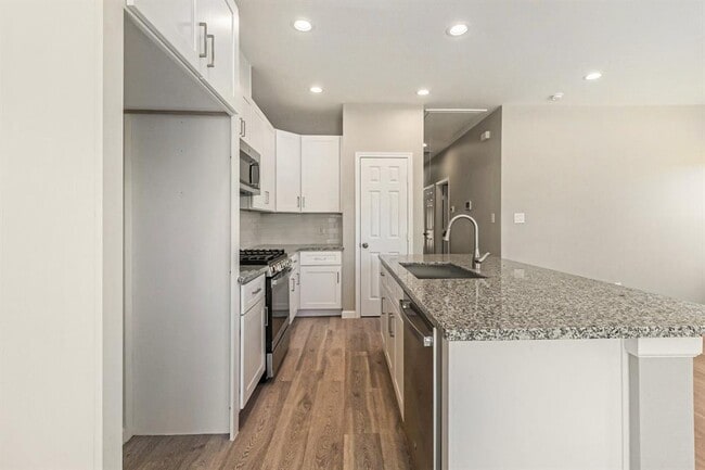 Building Photo - 4645 Larkspur St