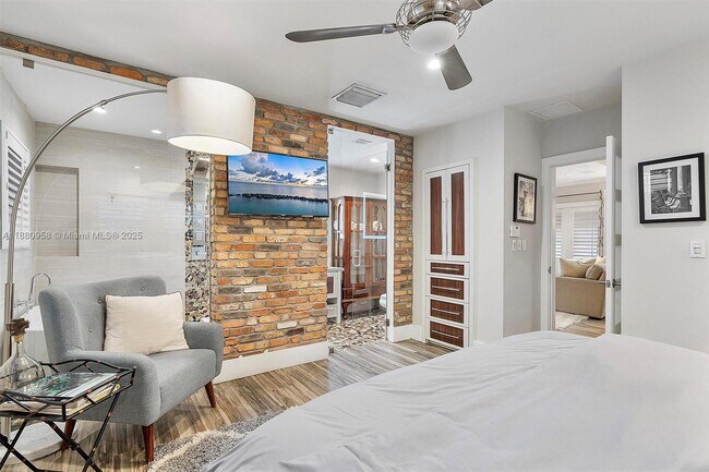 Building Photo - 700 Vilabella Ave