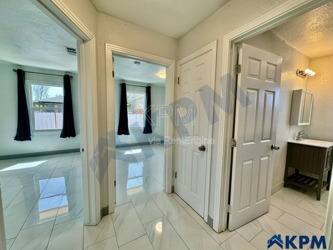 Building Photo - 2037 Lake Dr