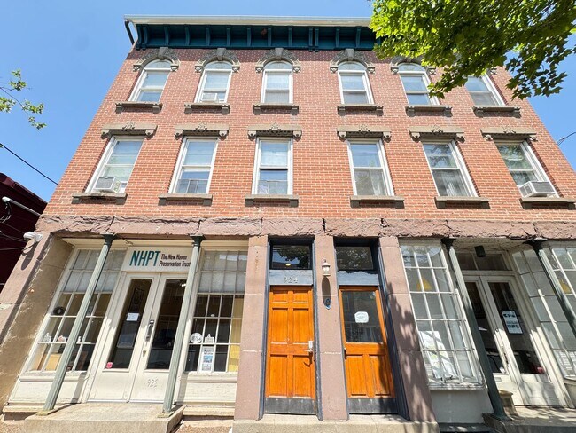 Building Photo - Furnished 1BR Suite in East Rock | Private Gated Garden | Cathedral Ceilings & Skylights