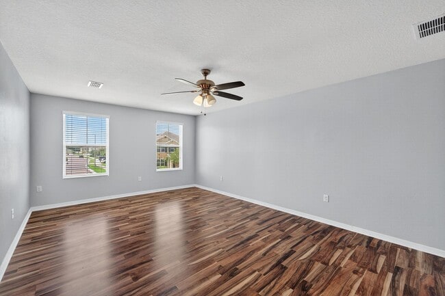 Building Photo - Stunning 5 bed/ 2 bath