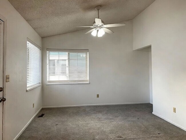 Building Photo - Cozy 2 bedroom Townhouse in Cheyenne Mountain with VIEWS of mountains