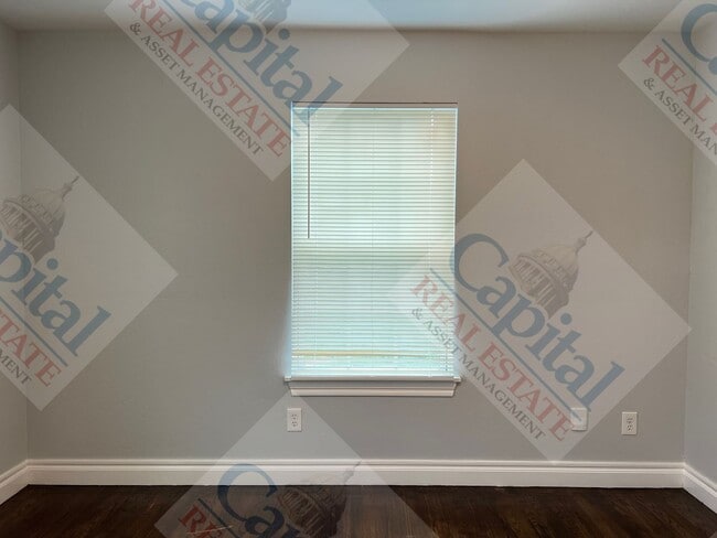 Building Photo - Updated 3 Bedroom